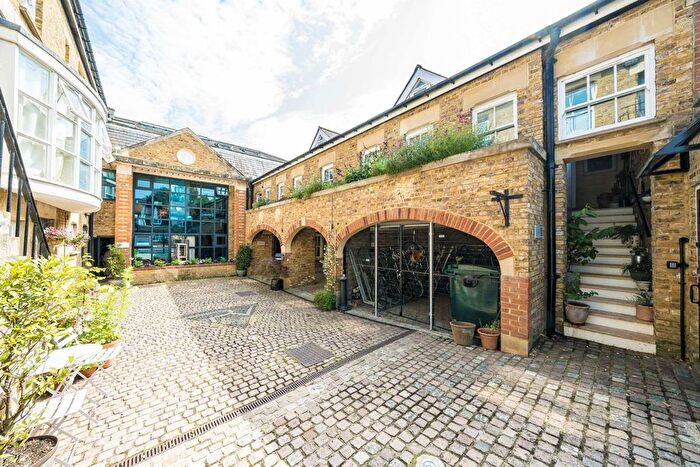 1 Bedroom Flat For Sale In Church Street, Hampton, TW12