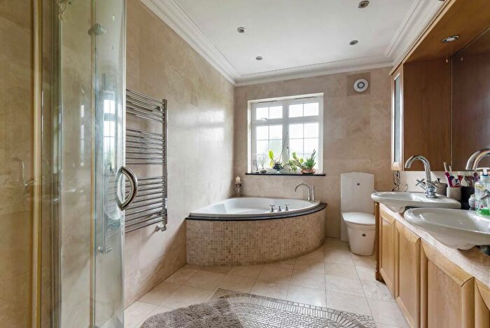 6 Bedroom Semi-Detached House To Rent In Cat Hill, Barnet, North London, EN4