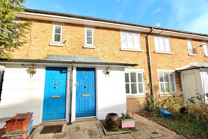 2 Bedroom House To Rent In Royal Close, N16