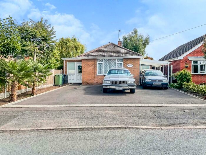 3 Bedroom Bungalow To Rent In Dene Avenue, Kingswinford, DY6