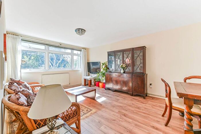 2 Bedroom Flat To Rent In Christchurch Park, Sutton, SM2