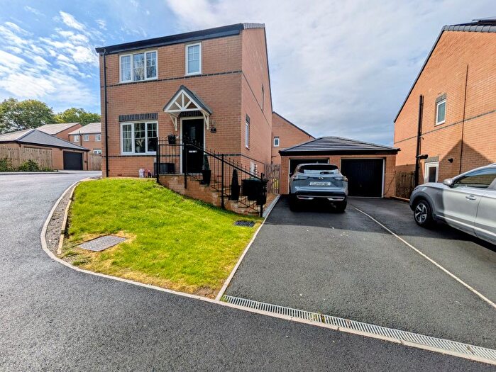 3 Bedroom Detached House For Sale In Whistle Avenue, Bradford, BD13