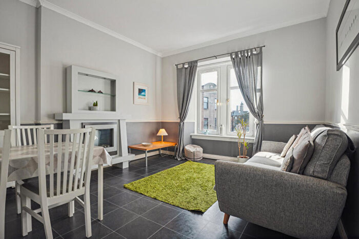 2 Bedroom Flat For Sale In / Clarendon Place, Glasgow, G20