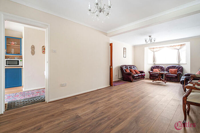 3 Bedroom House For Sale In Farndale Avenue, N13