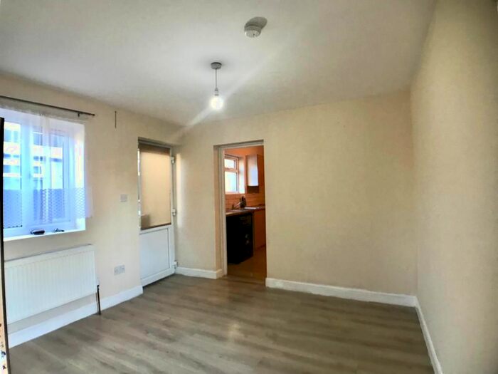 1 Bedroom Flat To Rent In Lancaster Road, Southall UB1