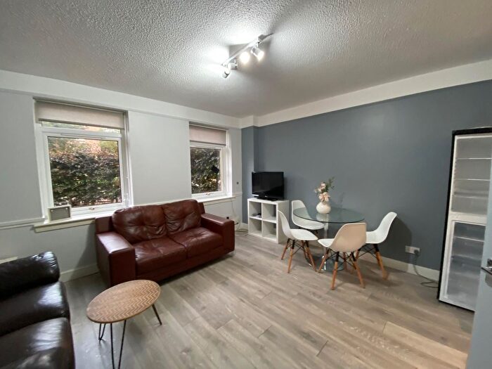 3 Bedroom Flat To Rent In West Pilton Rise, Edinburgh, EH4