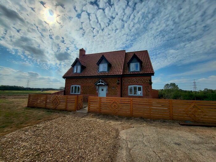 4 Bedroom Cottage To Rent In Magpie Farm Road, West Bilney, PE32