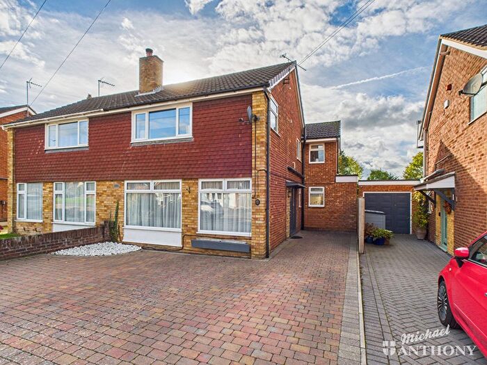4 Bedroom Semi Detached House For Sale In Dover Hedge, Aylesbury, HP21