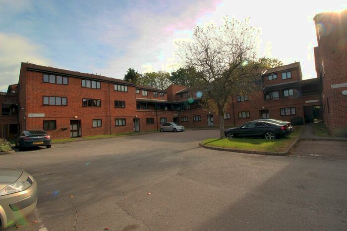 1 Bedroom Flat To Rent In Middlefield, St Albans, AL10