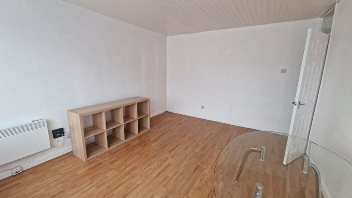 2 Bedroom Flat To Rent In Thirkleby Close, Slough, SL1