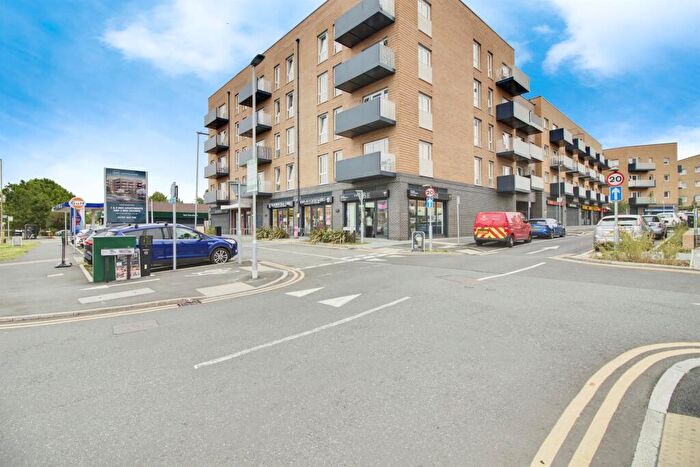2 Bedroom Flat For Sale In Hilltop Way, Hatfield, AL10
