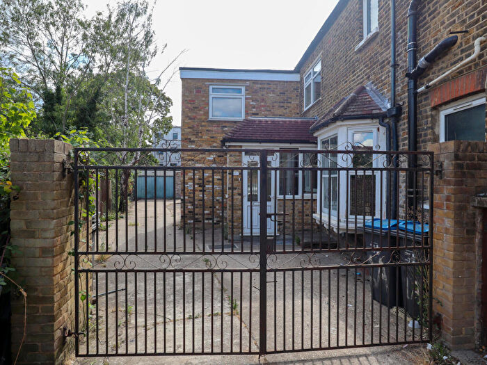 3 Bedroom Maisonette For Sale In Farquharson Road, Croydon, CR0