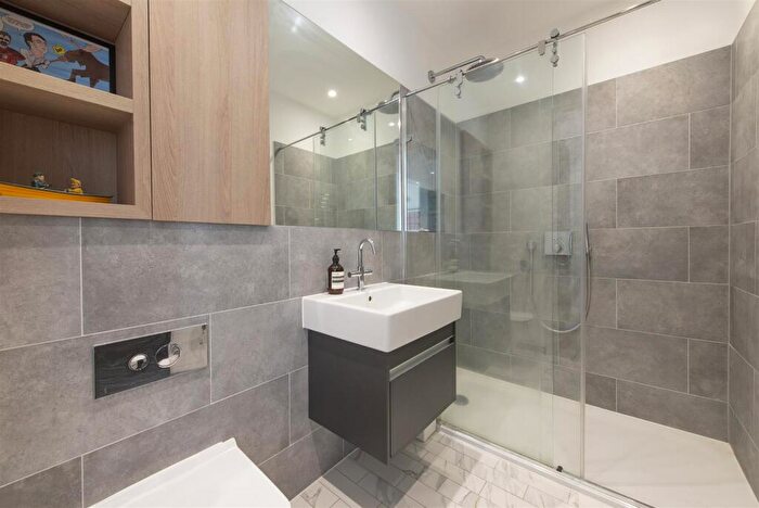 2 Bedroom Flat For Sale In Highgate Road, London, NW5