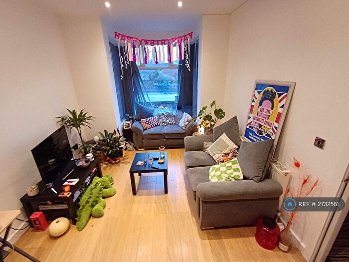 3 Bedroom Terraced House To Rent In Meanwood Road, Leeds, LS6