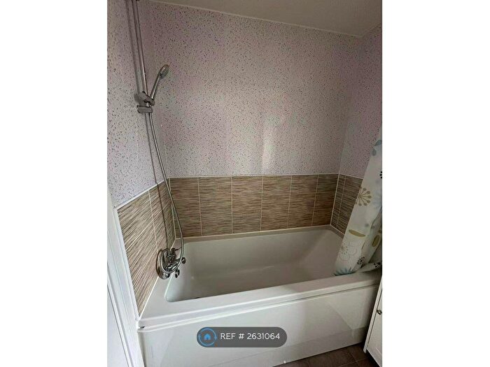 4 Bedroom Semi-Detached House To Rent In Vickers Way, Warwick, CV34