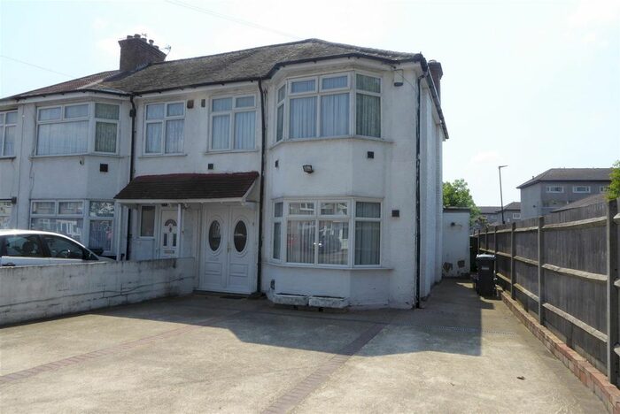 3 Bedroom End Of Terrace House To Rent In Vincent Road, Hounslow, TW4