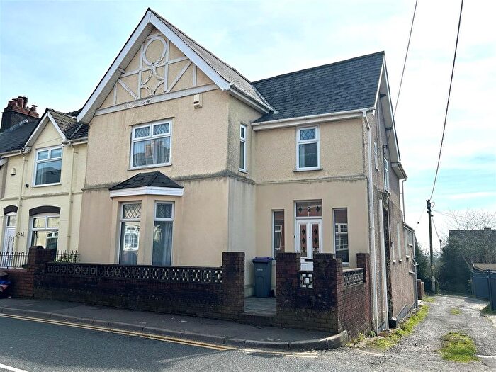 4 Bedroom End Terrace House To Rent In Golf Road, New Inn, Pontypool, NP4