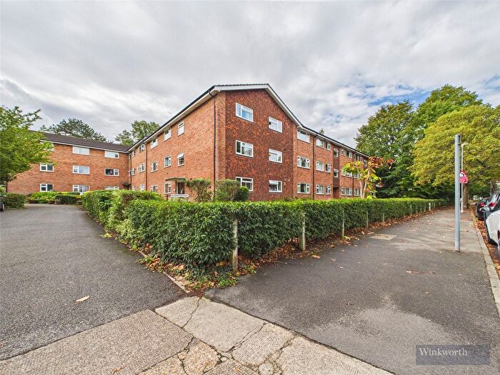 2 Bedroom Flat To Rent In Lovelace Gardens, Surbiton, KT6