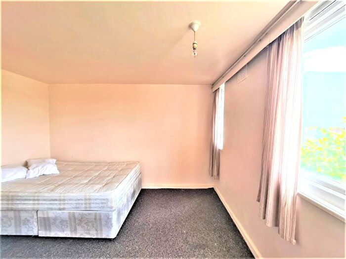 2 Bedroom Apartment To Rent In Sandra Close, London, N22