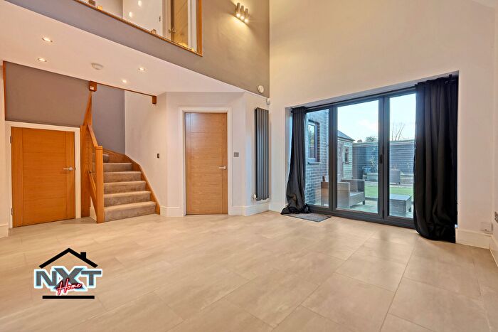 3 Bedroom Semi Detached House For Sale In Cobham Road, London, E17