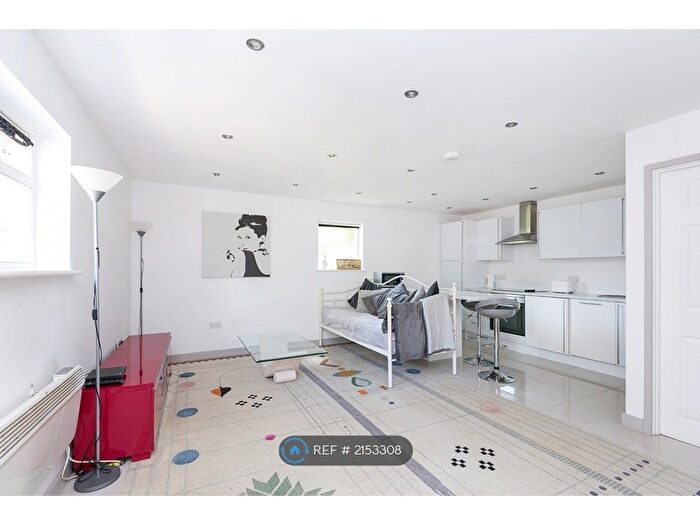 1 Bedroom Maisonette To Rent In The Coach House, Potters Bar, EN6