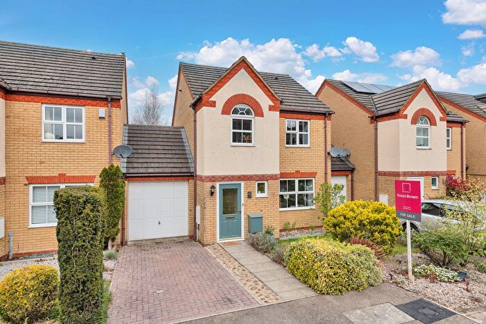 3 Bedroom Link Detached House For Sale In Quail Walk, Royston, SG8