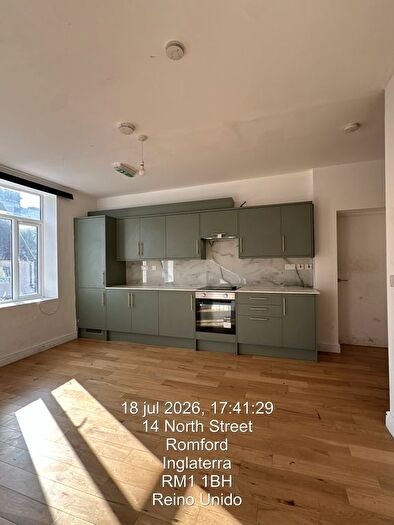 3 Bedroom Flat To Rent In North Street, Romford, RM1