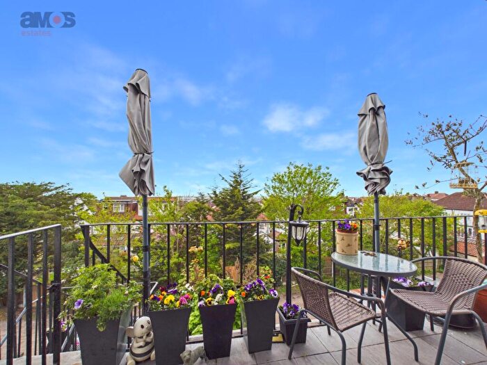 2 Bedroom Flat For Sale In London Road, Leigh-On-Sea, Essex, SS9