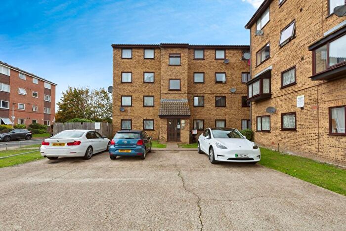 2 Bedroom Flat For Sale In Gurney Close, Barking, IG11