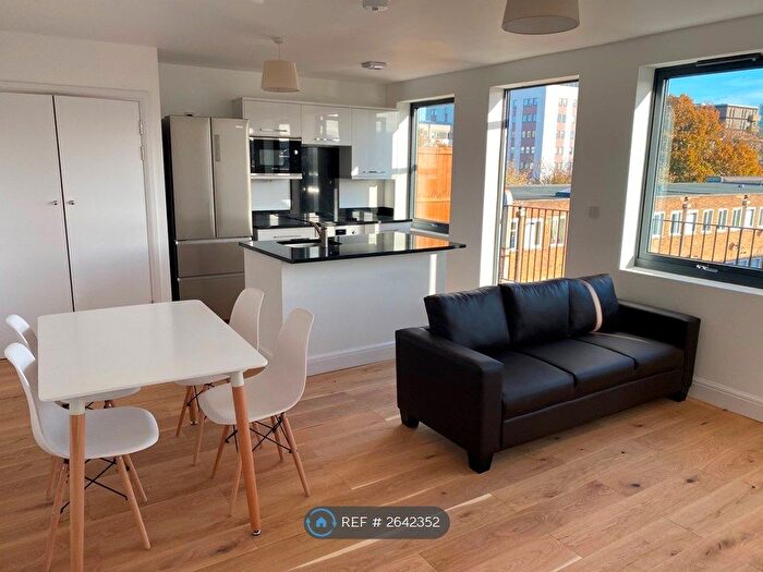3 Bedroom Flat To Rent In The Broadway, Crawley, RH10