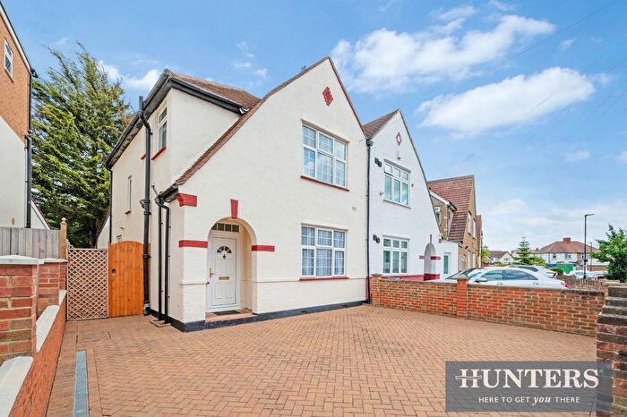 4 Bedroom Semi Detached House For Sale In Chatsworth Crescent, Hounslow, TW3