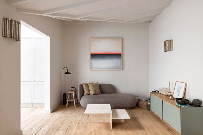 2 Bedroom Flat For Sale In Ladbroke Grove, London, W11