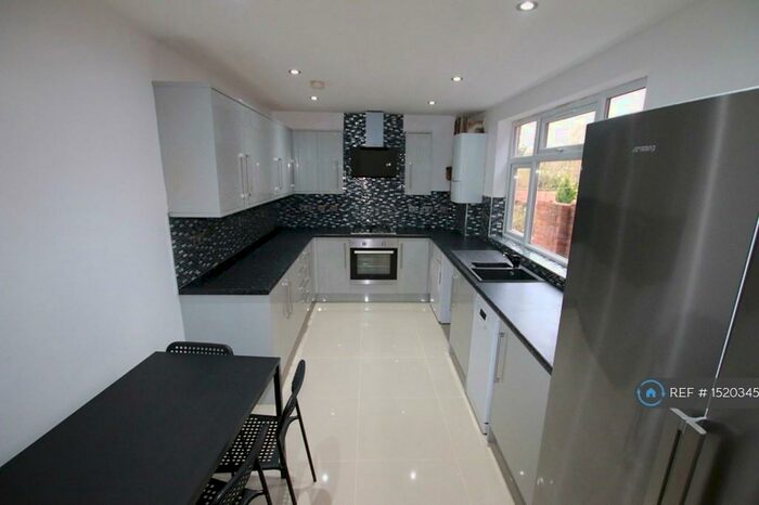 6 Bedroom Terraced House To Rent In Grange Avenue, Reading, RG6