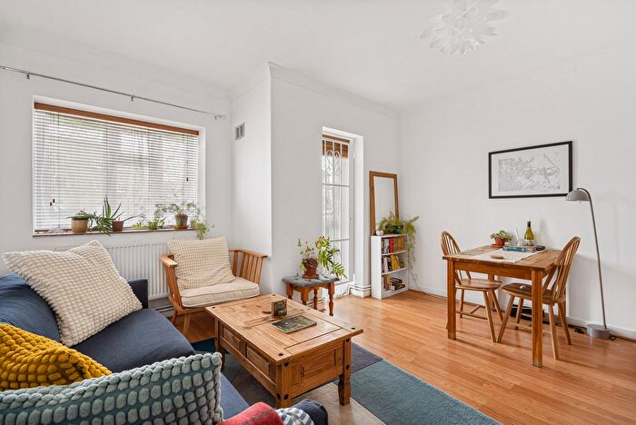 2 Bedroom Flat For Sale In Well Street, London, E9