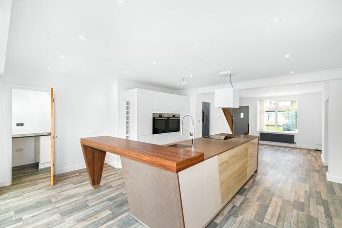 4 Bedroom Semi Detached House To Rent In Grafton Road, Dagenham, RM8