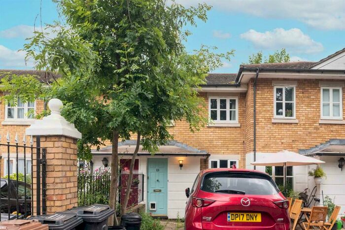 2 Bedroom House To Rent In Royal Close, Stoke Newington, N16