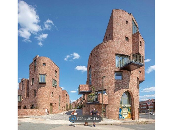 2 Bedroom Flat To Rent In Edgewood Mews, London, N3