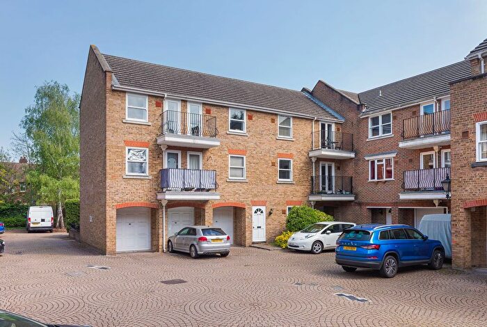 1 Bedroom Flat To Rent In Cedar Terrace, Richmond, Surrey, TW9