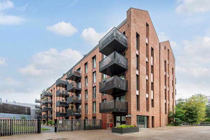 3 Bedroom Flat To Rent In Wild Flower Gardens, Hackney Wick, E3