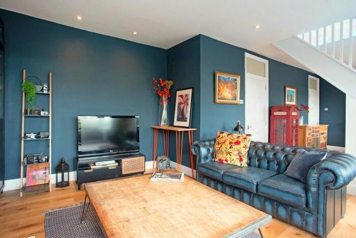 3 Bedroom Flat To Rent In Fieldview, London, SW18