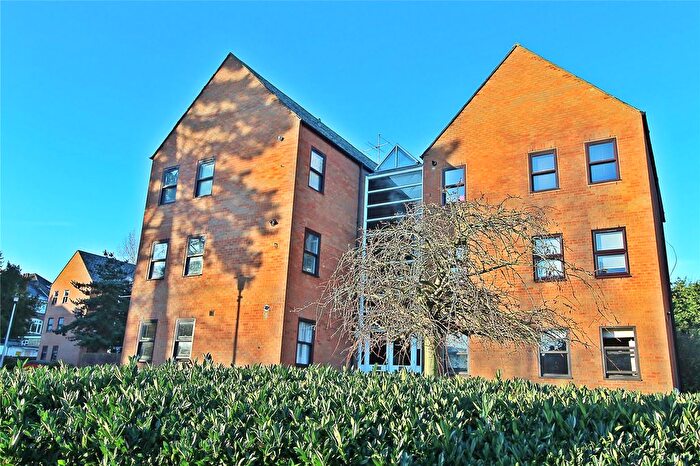 2 Bedroom Flat For Sale In Chase Court Gardens, Enfield, Middlesex, EN2