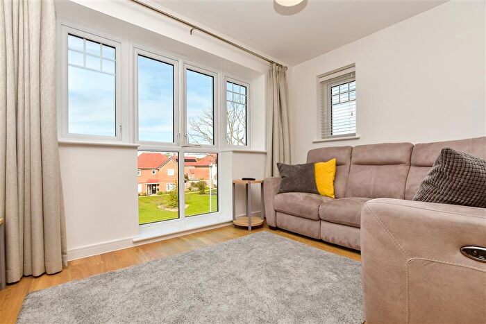 2 Bedroom Flat For Sale In Surtees Drive, Edenbridge, Kent, TN8