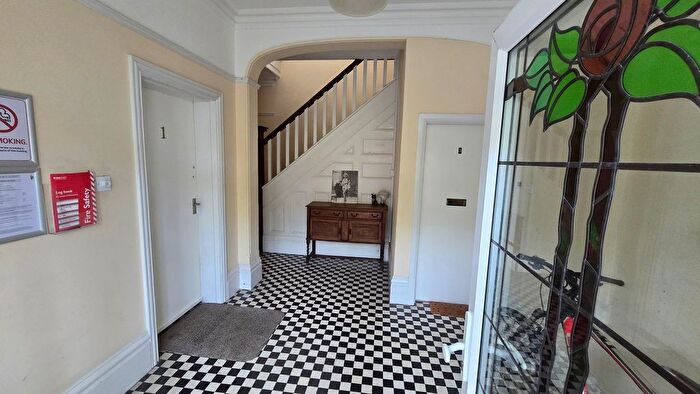 1 Bedroom Flat For Sale In De La Warr Road, Bexhill-On-Sea, TN40