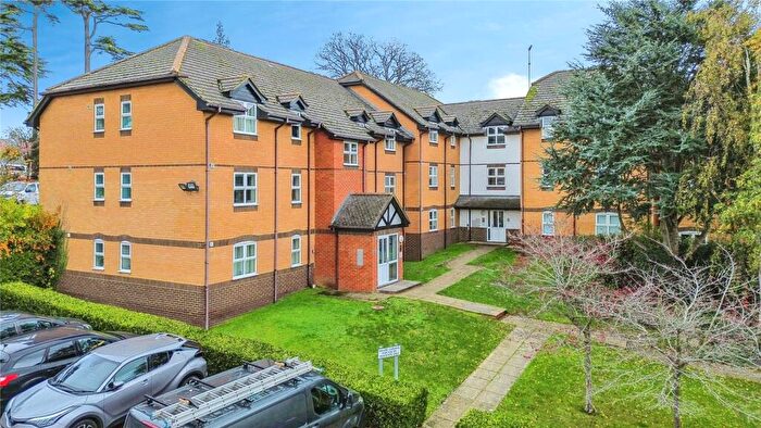 2 Bedroom Apartment For Sale In Waller Court, Caversham, Reading, Berkshire, RG4