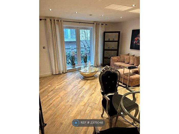 2 Bedroom Flat To Rent In Bute Crescent, Cardiff, CF10