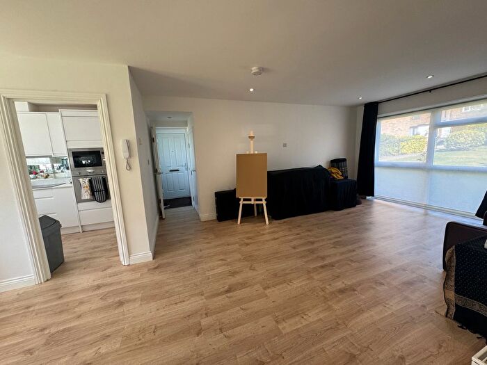 2 Bedroom Maisonette To Rent In Heath View, London, N2