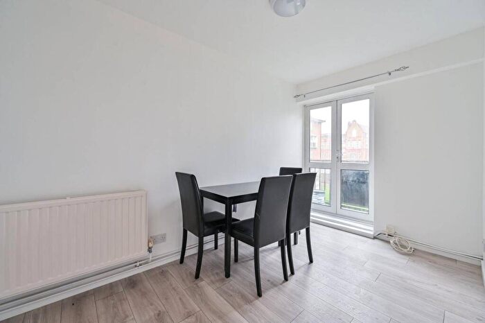 2 Bedroom Flat To Rent In East Street, Elephant And Castle, London, SE17
