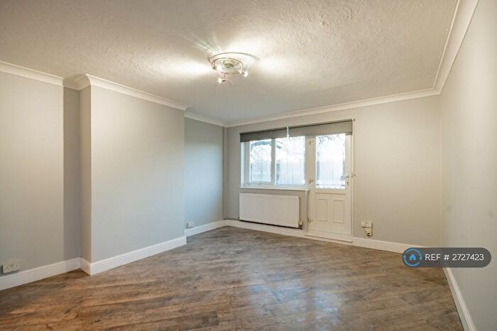 3 Bedroom Flat To Rent In Danbury Down, Basildon, SS14