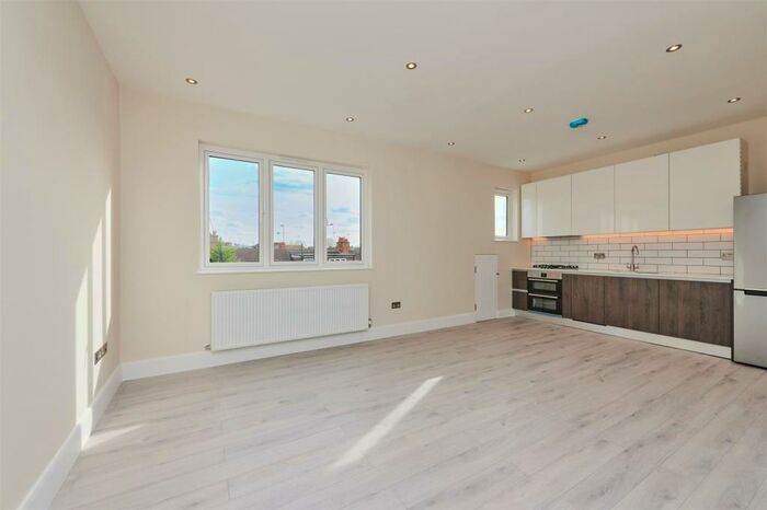 1 Bedroom Flat To Rent In Clifton Gardens, Temple Fortune, NW11