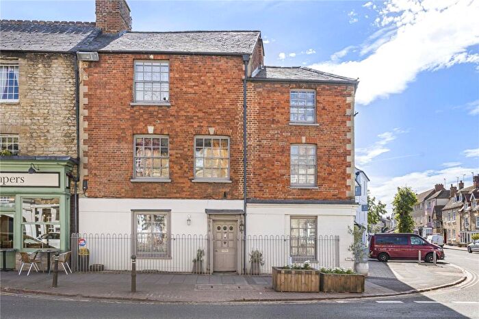 6 Bedroom House For Sale In Oxford Street, Woodstock, OX20